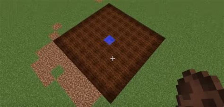 How many blocks can water hydrate in minecraft